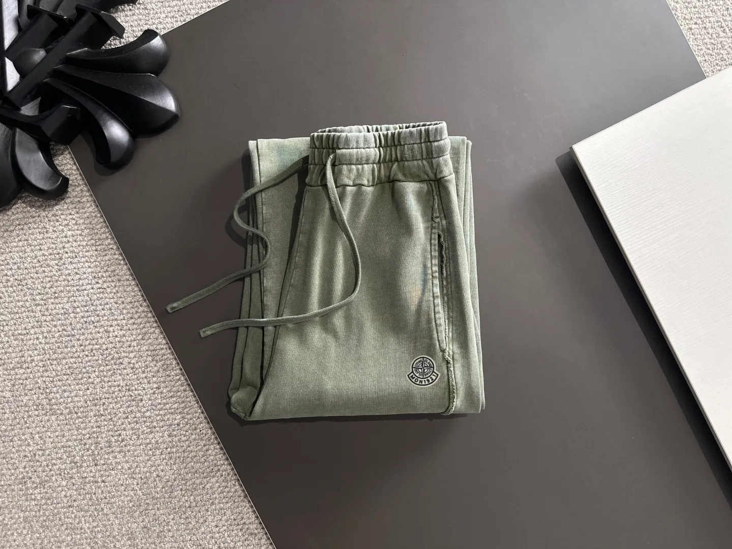 Next day shipment P360 Stone lsland/Stone Island Mouth Joint Exclusive launch of 25ss autumn and winter new high-quality trousers Compare real-life details at will The craftsmanship that ordinary small workshops cannot copy Top-level ZP development Unique imported fabric feel Purely imported German machine production Precision operation Ten thousand needle density A pair of trousers with rich details You can see the development strength A full set of new accessories can be customized simultaneously Simple yet elegant Soft, delicate and comfortable The upper body is versatile and fashionable A perfect choice for autumn and winter. A must-have item. Loose fit. Please refer to the size chart when placing an order: S to XL (or state your height and weight when placing an order)